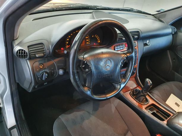 Mercedes-Benz C220 2.2 CDI · Ano 2002