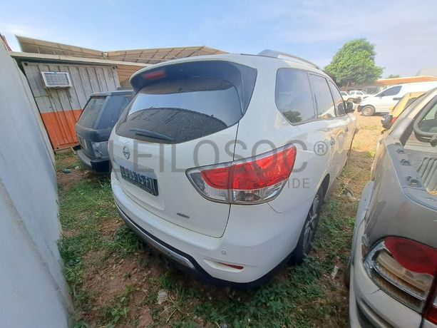 Veículo NISSAN Pathfinder · Viana