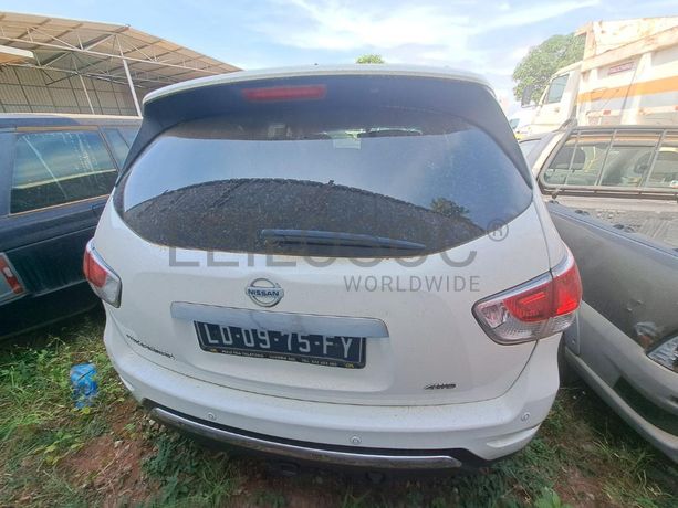 Veículo NISSAN Pathfinder · Viana