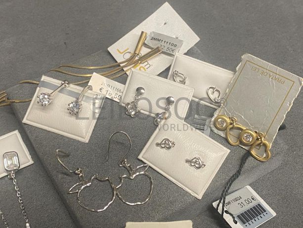 Brincos em prata e outros materiais