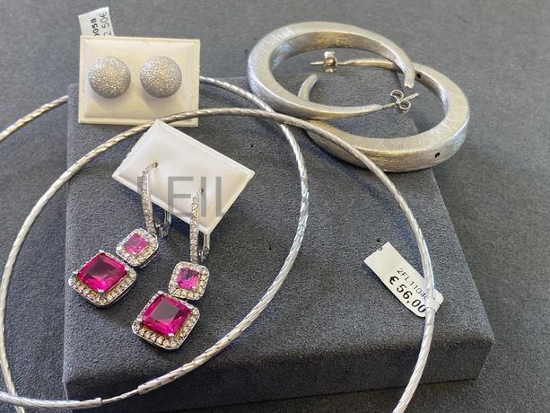 Brincos em prata e outros materiais