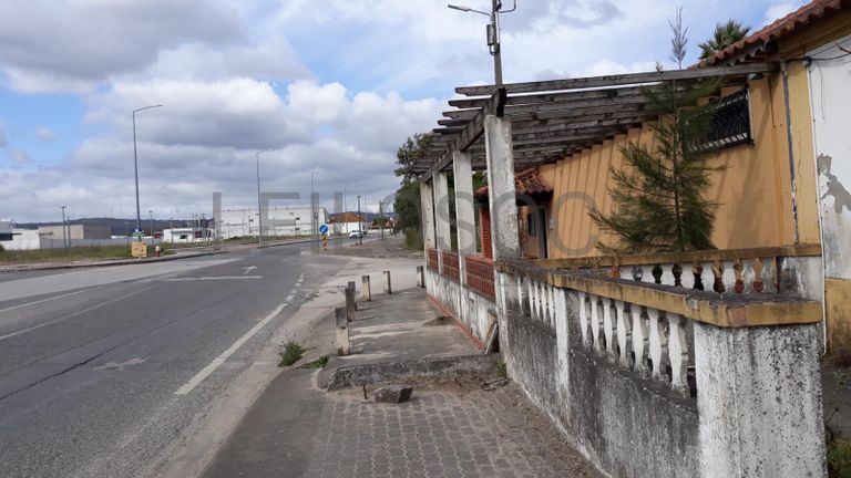 Moradia V3 com Logradouro· Rio Maior