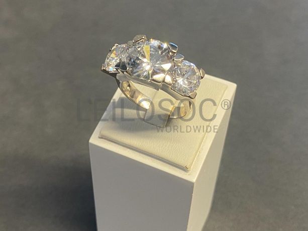 Anel em prata e outros materiais