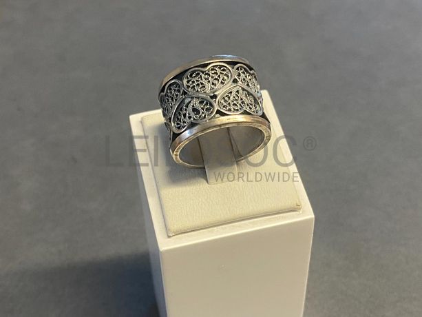 Anel em prata e outros materiais