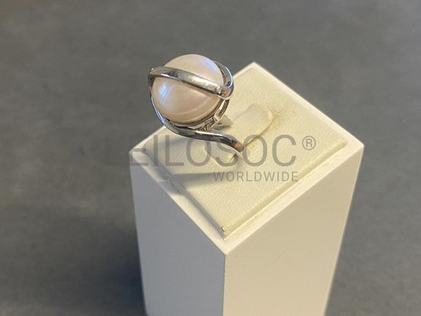 Anel em prata e outros materiais