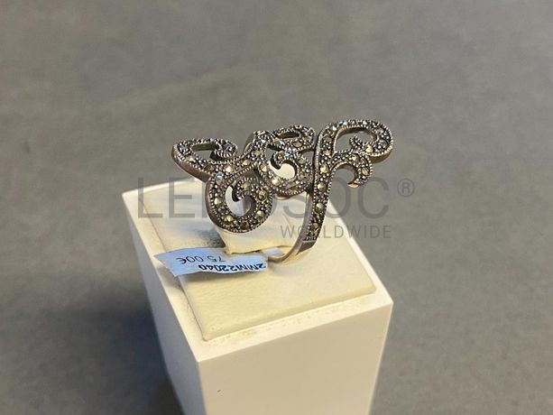 Anel em prata e outros materiais