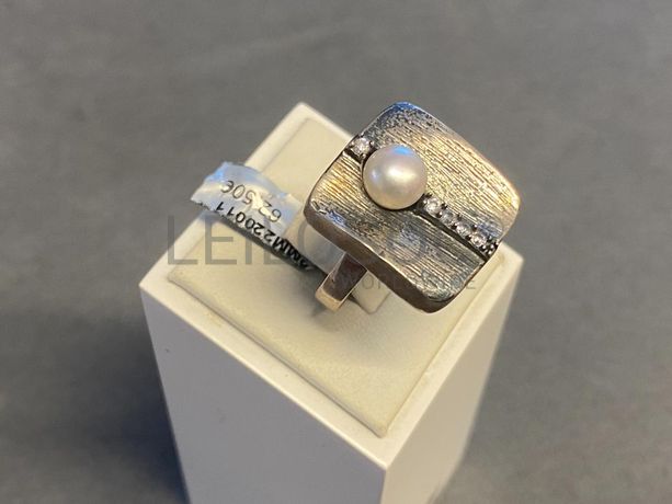 Anel em prata e outros materiais