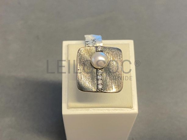 Anel em prata e outros materiais