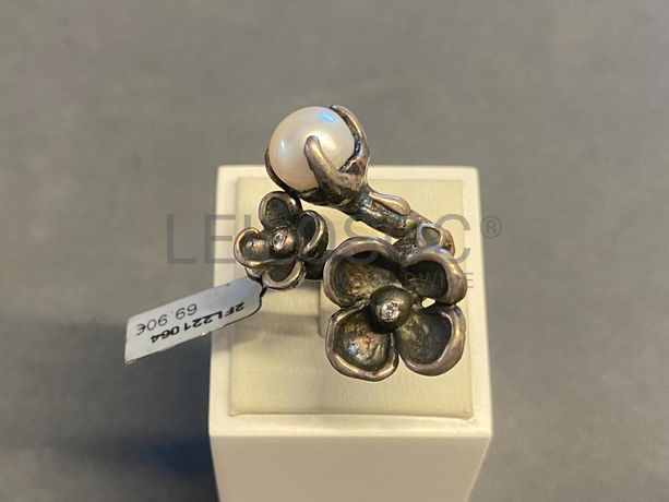 Anel em prata e outros materiais