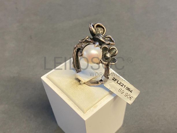 Anel em prata e outros materiais