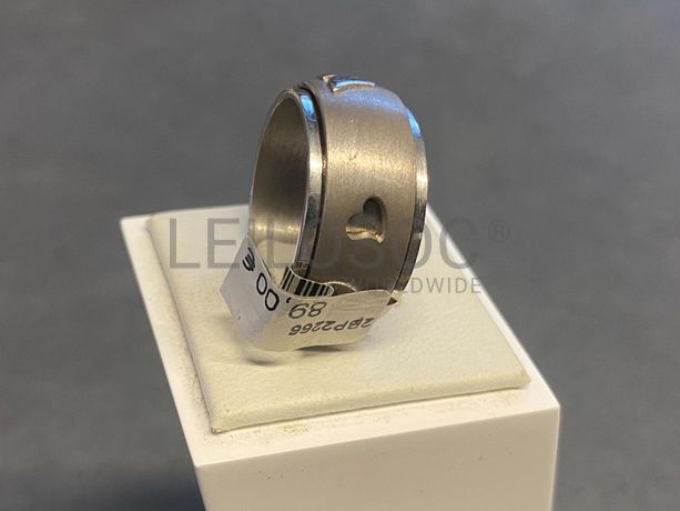 Anel em prata e outros materiais