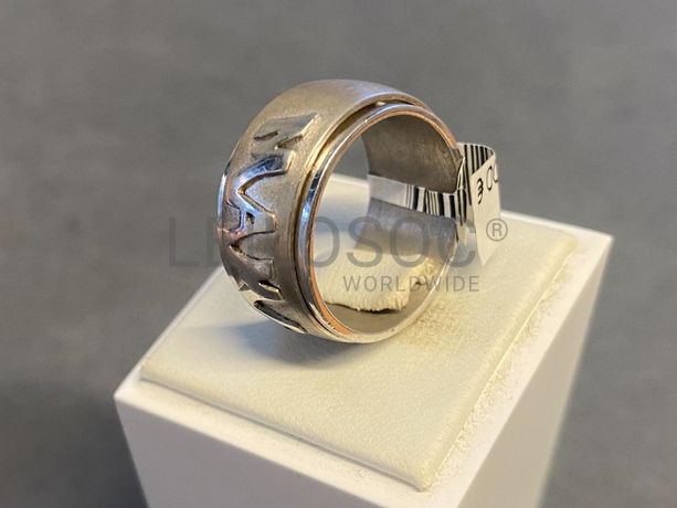 Anel em prata e outros materiais