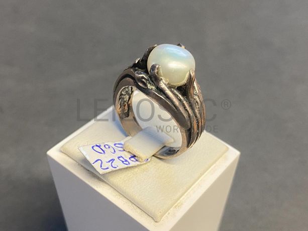 Anel em prata e outros materiais