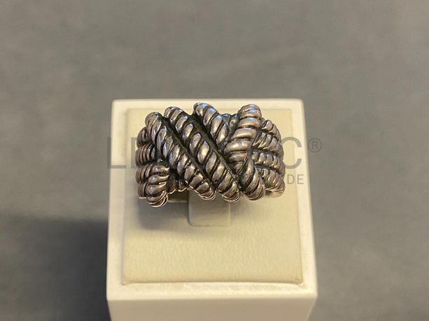 Anel em prata e outros materiais