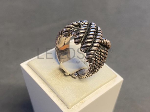 Anel em prata e outros materiais