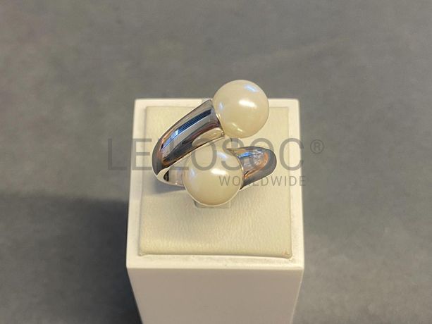 Anel em prata e outros materiais