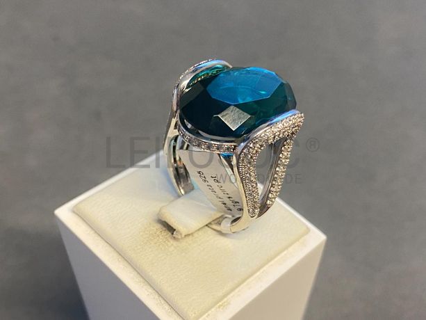 Anel em prata e outros materiais