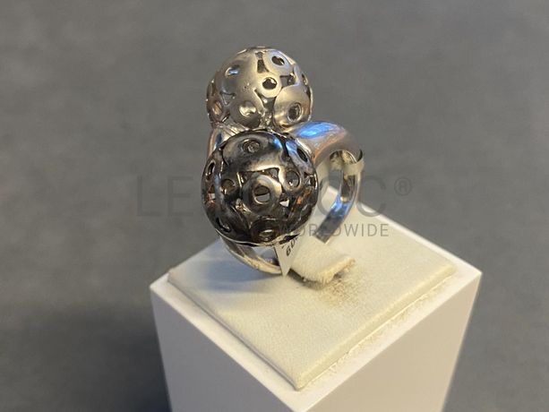 Anel em prata e outros materiais