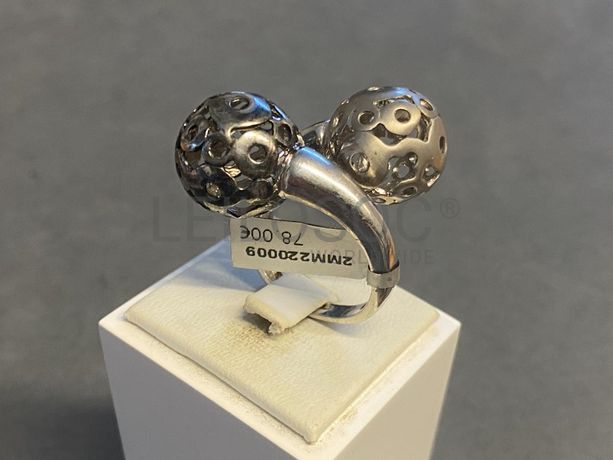 Anel em prata e outros materiais