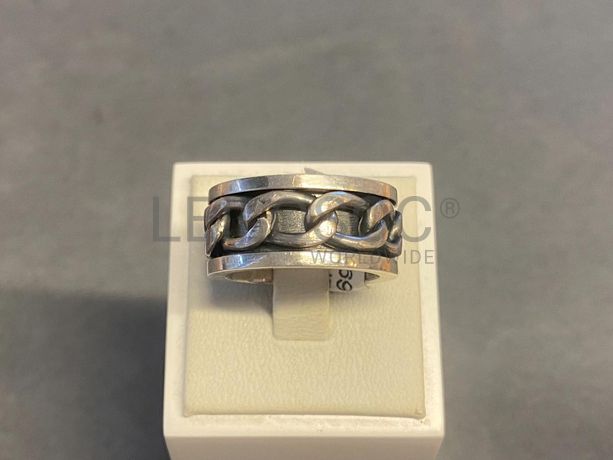 Anel em prata e outros materiais