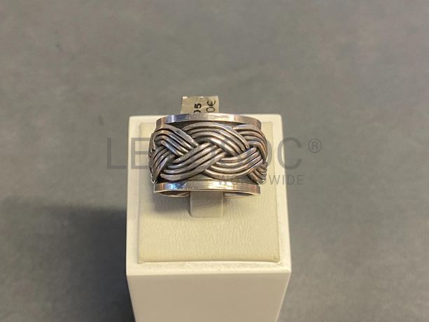 Anel em prata e outros materiais