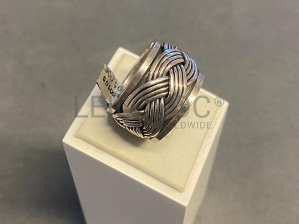 Anel em prata e outros materiais