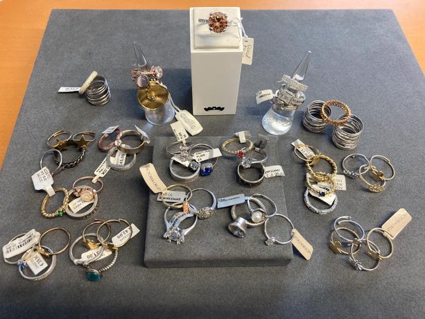 Anéis em prata e outros materiais