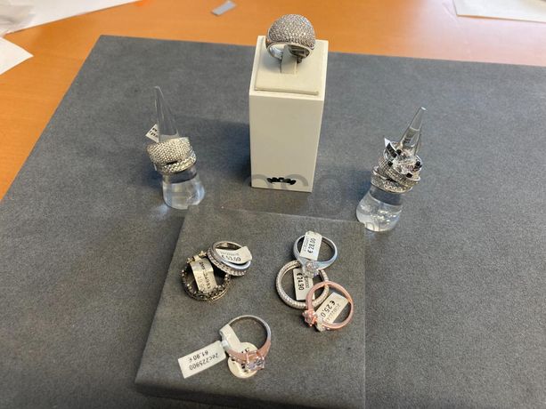 Anéis em prata e outros materiais