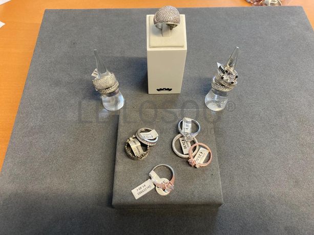 Anéis em prata e outros materiais