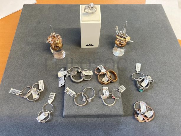 Anéis em prata e outros materiais