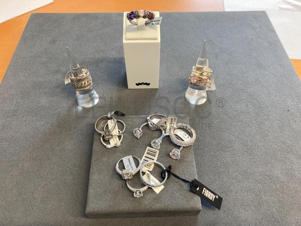 Anéis em prata e outros materiais