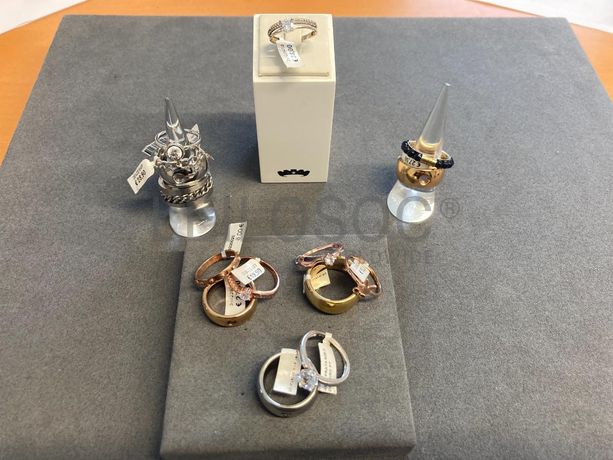 Anéis em prata e outros materiais