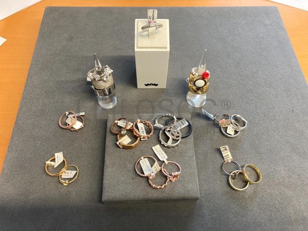 Anéis em prata e outros materiais