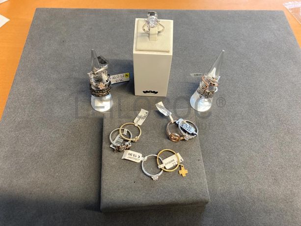 Anéis em prata e outros materiais