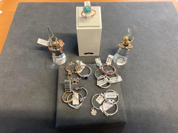 Anéis em prata e outros materiais