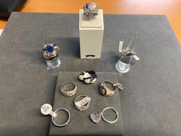 Anéis em prata e outros materiais