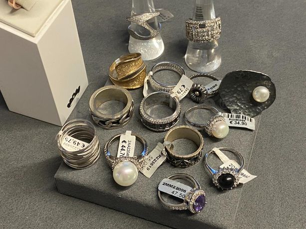 Anéis em prata e outros materiais