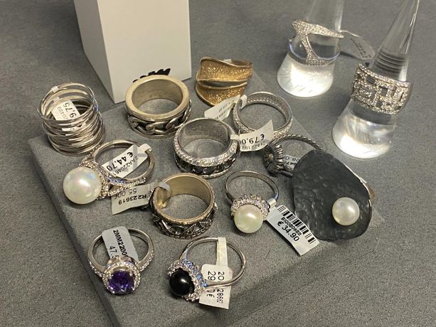 Anéis em prata e outros materiais