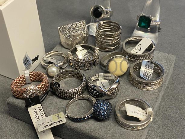 Anéis em prata e outros materiais
