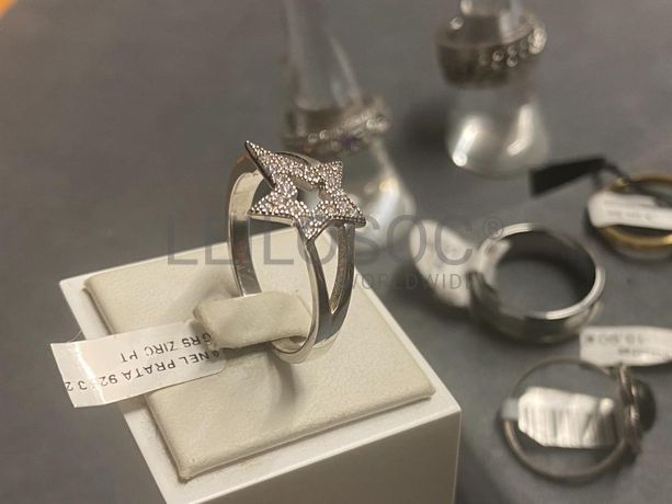 Anéis em prata e outros materiais