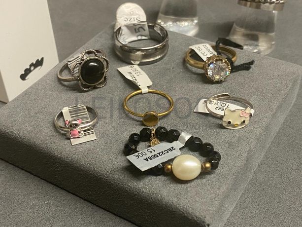 Anéis em prata e outros materiais