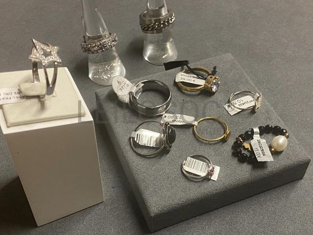 Anéis em prata e outros materiais