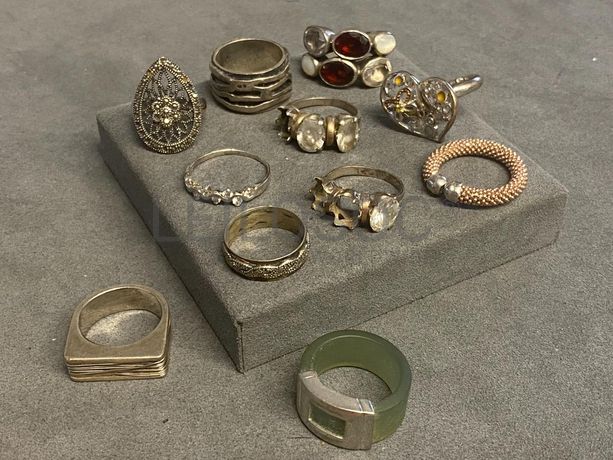 Anéis em prata e outros materiais