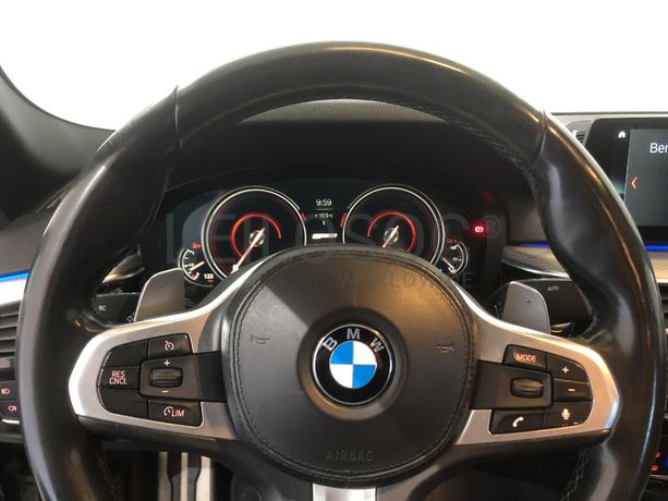 BMW 530E · Elétrico/Gasolina · Ano 2017