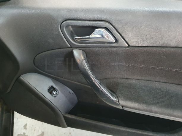 Mercedes-Benz C200 CDI · Ano 2004