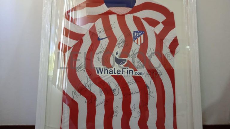 Camisola de Reinildo Mandava Assinada pelos Jogadores do Club Atlético de Madrid