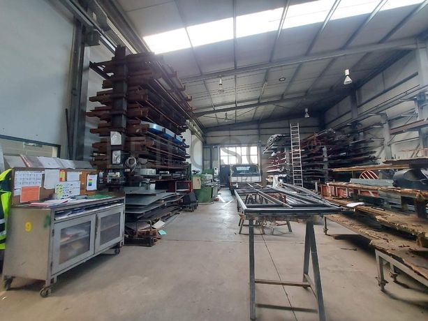 Armazém Industrial (3 Pisos) c/ logradouro· Santa Maria da Feira