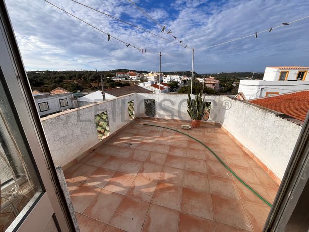 Edifício com 2 pisos · Lagos