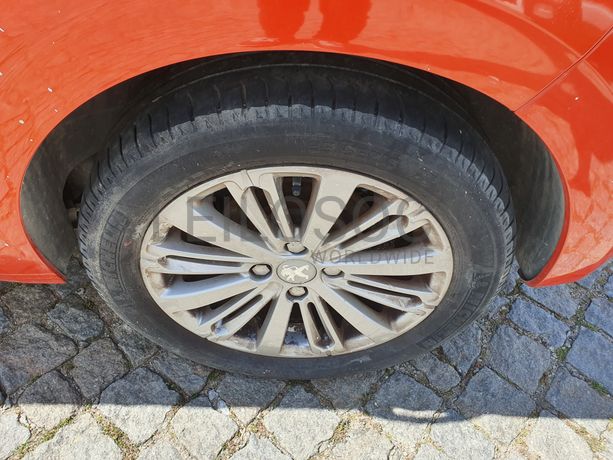 Peugeot 208 1.2 · Ano 2015