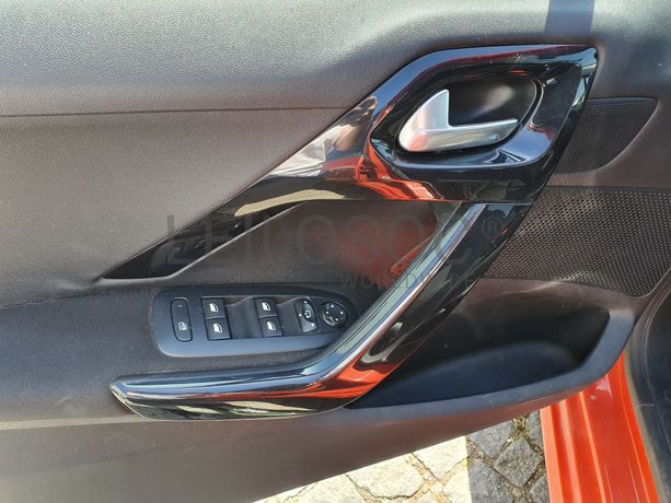 Peugeot 208 1.2 · Ano 2015